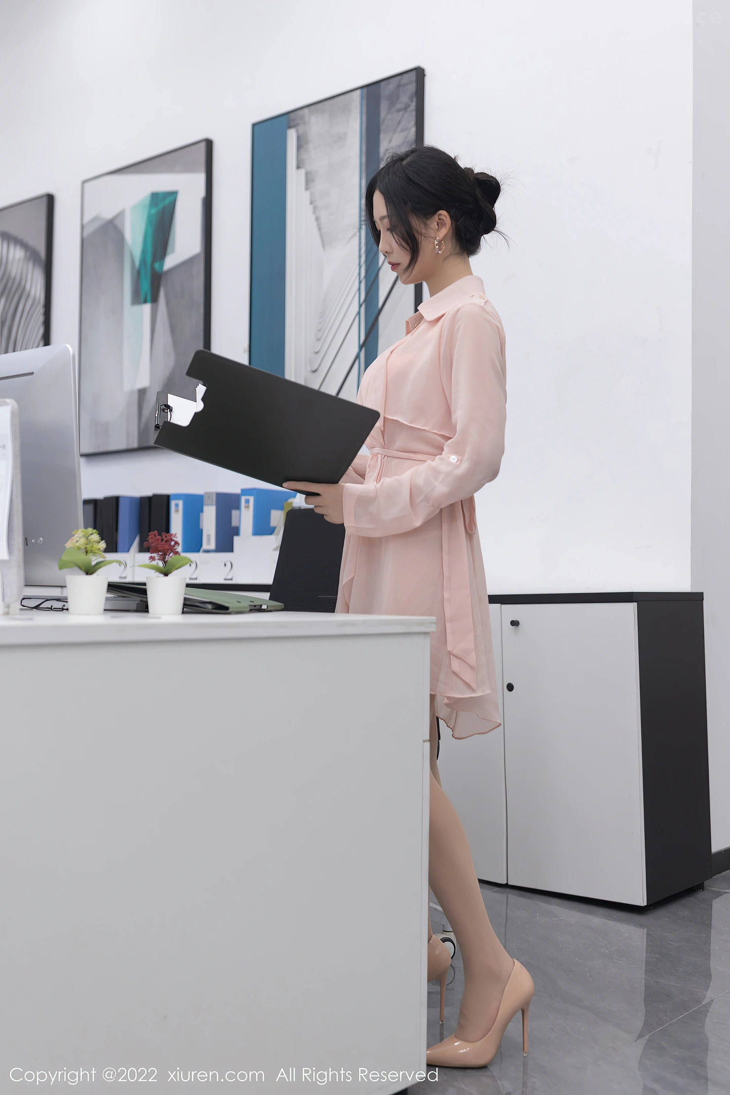 图片[2]-[XiuRen秀人网] VOL.5657 模特利世职员装扮粉色薄透连衣裙露性感粉色蕾丝内衣诱惑写真77P-秀人网官方网站